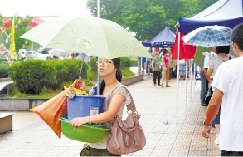 浙大寧波理工學(xué)院開(kāi)學(xué) 新生報(bào)到半數(shù)有車送