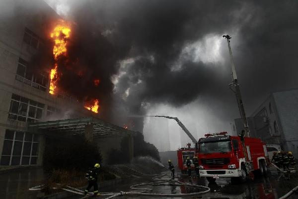 平湖一箱包廠發生大火 現場濃煙滾滾