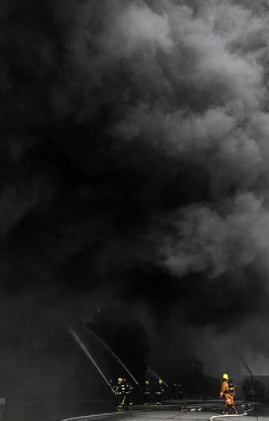 平湖一箱包廠發(fā)生大火 現(xiàn)場濃煙滾滾