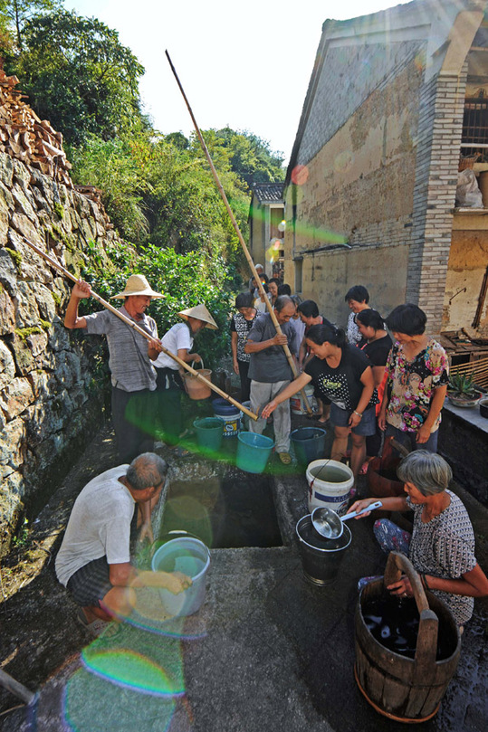 浙江新昌遭遇空前旱災 山民飲水告急展開救援