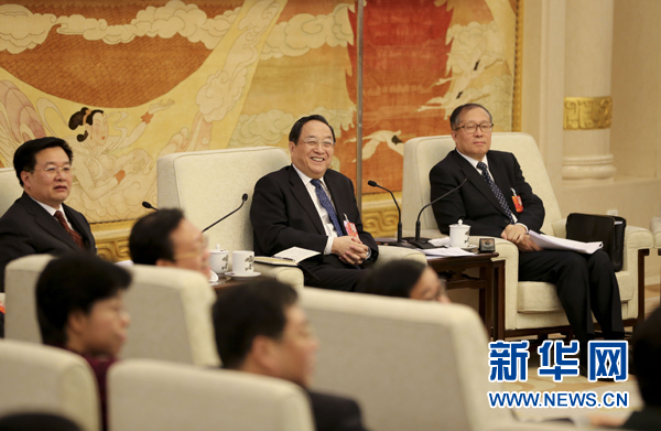 習(xí)近平等領(lǐng)導(dǎo)同志和代表一起審議政府工作報(bào)告