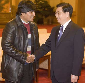 Bolivian president-elect Evo Morales (L) meets with Chinese President Hu Jintao at the Great Hall of the People in Beijing January 9, 2006. Morales arrived in China yesterday after brief visits to France, Cuba and Venezuela as he seeks support on the world stage prior to taking up office.