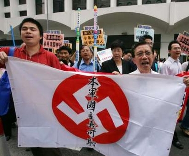 Koizumi's shrine visit draws rage, protests