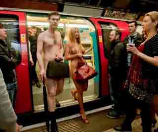 Commuters travel naked<BR>英白領地鐵裸體秀(圖)