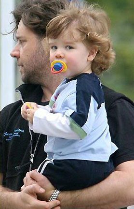Russell Crowe lights up