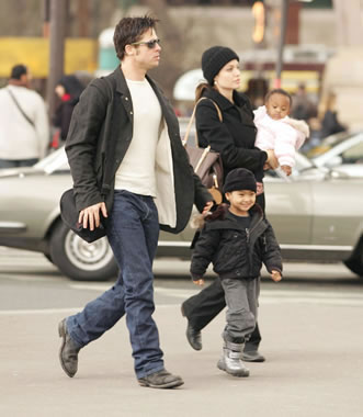 Brad and Jolie jet into Namibia as due date nears