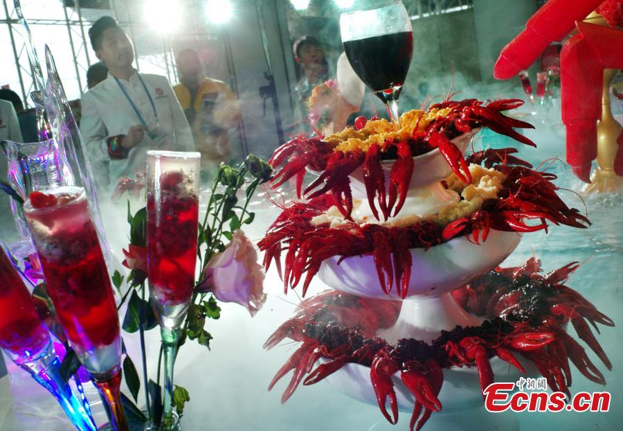 Crayfish feast held in eastern city