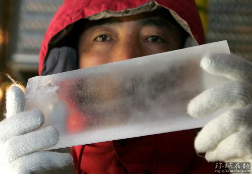 日科學家在南極取得100萬年古冰