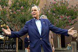 父子執政大比拼 布什兩代總統陷同樣深淵