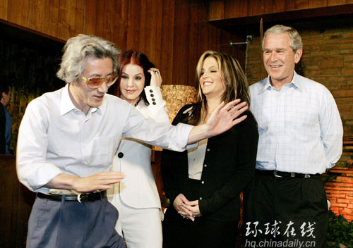 小泉貓王故居手舞足蹈 模仿偶像忘乎所以(組圖)