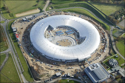 英啟用“超級顯微鏡” 世界最亮光線能令原子現(xiàn)形