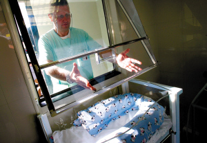 縱容父母扔孩子?日本首次設立“棄嬰艙”惹爭議