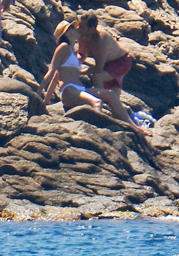 薩科齊布呂尼海灘休假激吻場(chǎng)景曝光