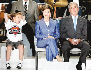 布什低調退休生活曝光:被妻子派去買電池