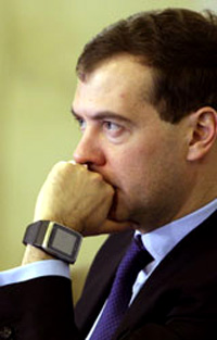 梅德韋杰夫趕時(shí)髦戴時(shí)尚腕表手機(jī)