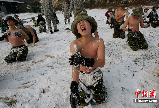 組圖：韓國(guó)中小學(xué)生赤膊在雪地中軍訓(xùn)