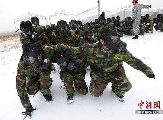 組圖：韓國中小學(xué)生赤膊在雪地中軍訓(xùn)