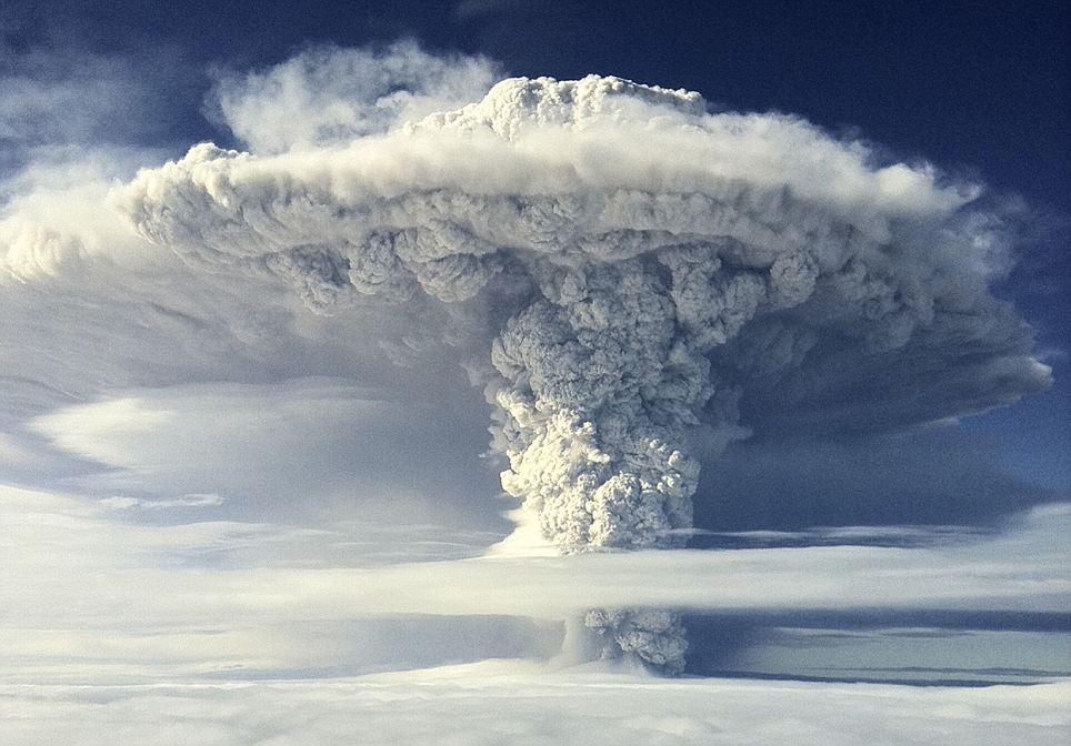 組圖：智利火山噴發伴隨電閃雷鳴 場面蔚為壯觀