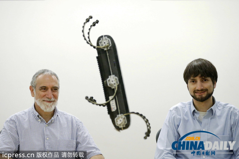 美國研發(fā)六足機(jī)器人 能跳躍爬墻空翻（圖）