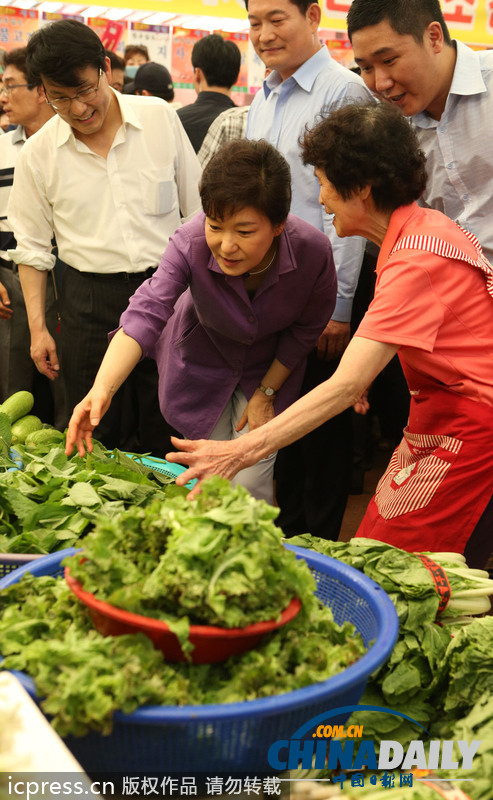樸槿惠走進(jìn)菜場(chǎng)詢問最新菜價(jià) 關(guān)心民眾生活（組圖）