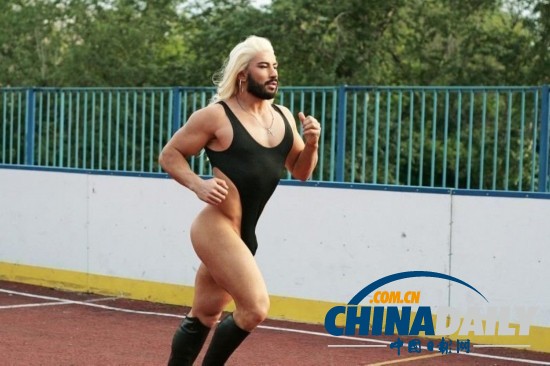 俄羅斯猛男雷人裝現(xiàn)身街頭 獲封男神GaGa