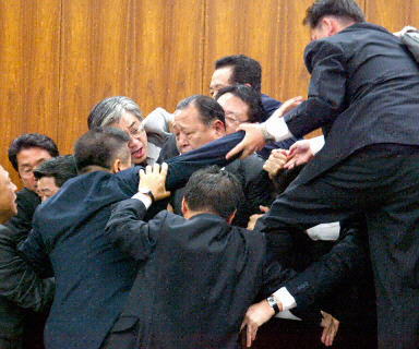 日議員養(yǎng)老金議案相爭打作一團