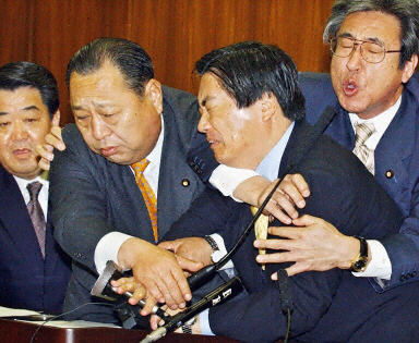 日議員養(yǎng)老金議案相爭打作一團