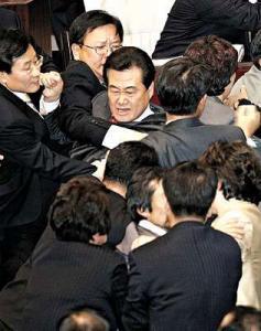 日議員養(yǎng)老金議案相爭打作一團