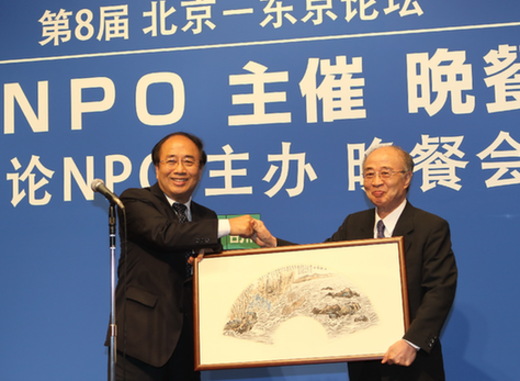 <SPAN>趙啟正在晚宴致辭并向日方贈送禮物</SPAN>