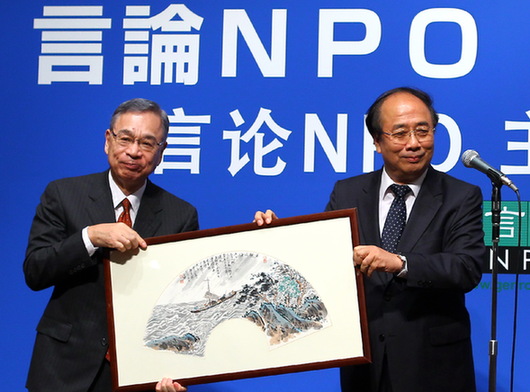 <SPAN>趙啟正在晚宴致辭并向日方贈送禮物</SPAN>