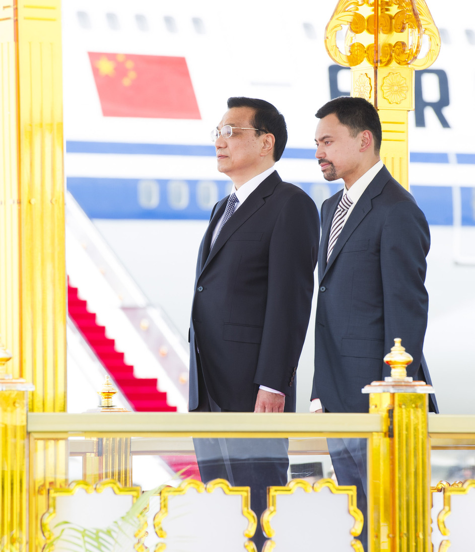 李克強(qiáng)抵達(dá)斯里巴加灣出席東亞領(lǐng)導(dǎo)人系列會(huì)議并對文萊進(jìn)行正式訪問