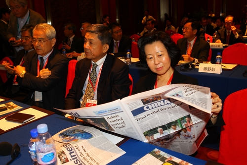 日方嘉賓閱讀《中國日報(bào)》