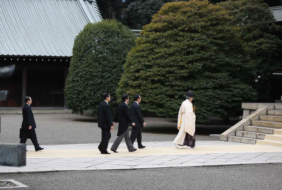 安倍晉三在神職人員引領下參拜靖國神社