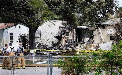 美80歲老翁開飛機撞上民宅身亡 房主不在家躲過一劫