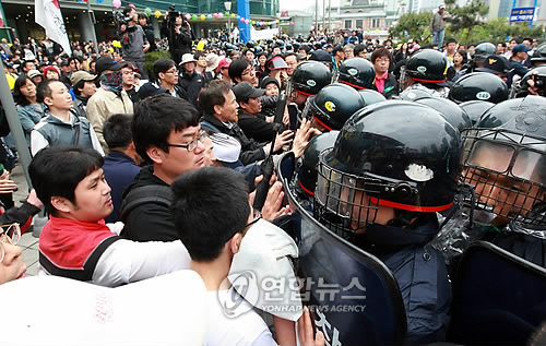 韓國集會發(fā)生多起沖突112人被抓
