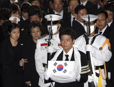 盧武鉉葬禮隆重?cái)?shù)十萬人送行 李明博獻(xiàn)花遭高聲抗議