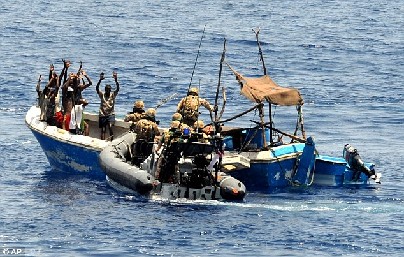 英國(guó)西班牙?？章?lián)手“教訓(xùn)”海盜 收繳武器炸其船