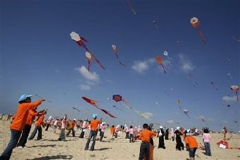 巴勒斯坦兒童加沙海灘破紀錄 放飛數千風箏忘掉戰爭