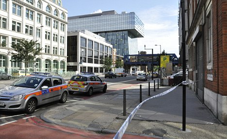 倫敦鬧市一男子開槍打傷兩警察 警方展開大搜捕