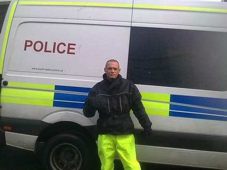 英疑犯嫌通緝照片難看 警車旁留影發給報社