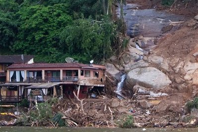巴西里約暴雨引發泥石流逾40人喪生(圖)