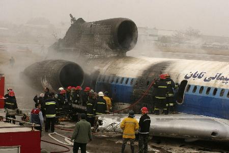 伊朗一客機(jī)降落時(shí)起火 至少46人受傷