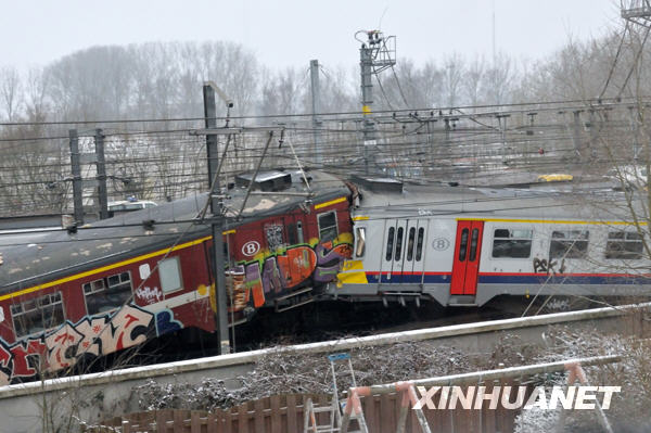 比利時火車相撞造成至少20人死亡(組圖)