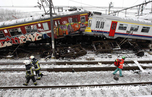 比利時火車相撞造成至少20人死亡（組圖）