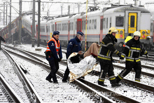 比利時火車相撞造成至少20人死亡（組圖）