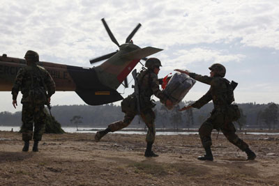 智利軍方震后4天展開救援 空軍司令與總統(tǒng)互相指責(zé)