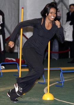 組圖：美第一夫人秀足球 鼓勵兒童多鍛煉