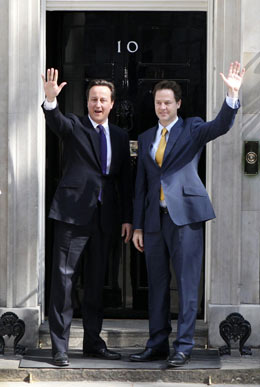 卡梅倫入主英國(guó)首相府 聯(lián)合政府面臨諸多挑戰(zhàn)