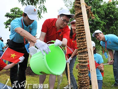 中越青年聯(lián)歡大會(huì)在廣西南寧舉行 胡錦濤和農(nóng)德孟致電祝賀