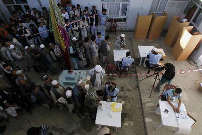 阿富汗議會選舉在襲擊中舉行 已經(jīng)出現(xiàn)違規(guī)投訴